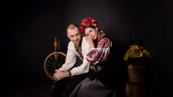 Подарунки молодим господаркам - Етнофотосесія в українських костюмах для двох