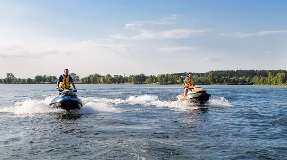 Подарунки дівчині на 3 роки відносин у Харкові - Драйв на гідроциклах для компанії