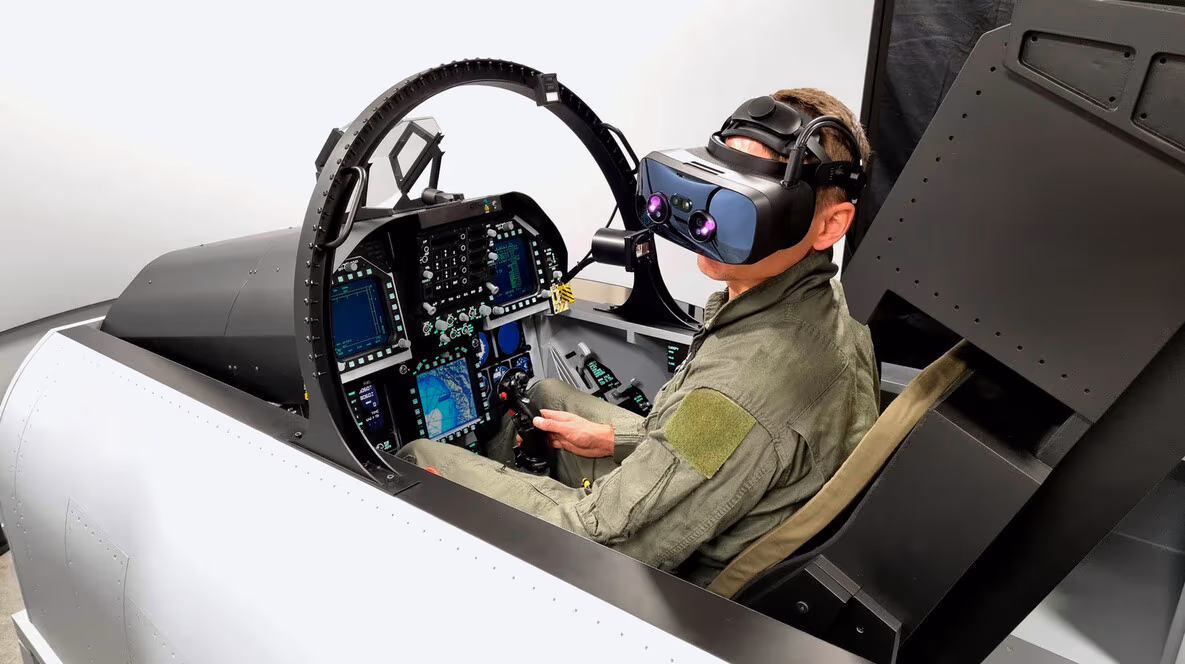 Авіатренажер винищувача F-18 у VR-окулярах