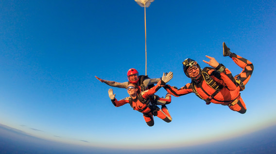 Стрибок із парашутом у тандемі з відео для двох Подарунки для пари - Стрибок із парашутом у тандемі з відео для двох
