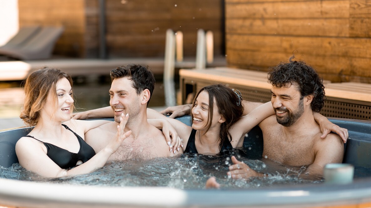 Купание в чане для компании