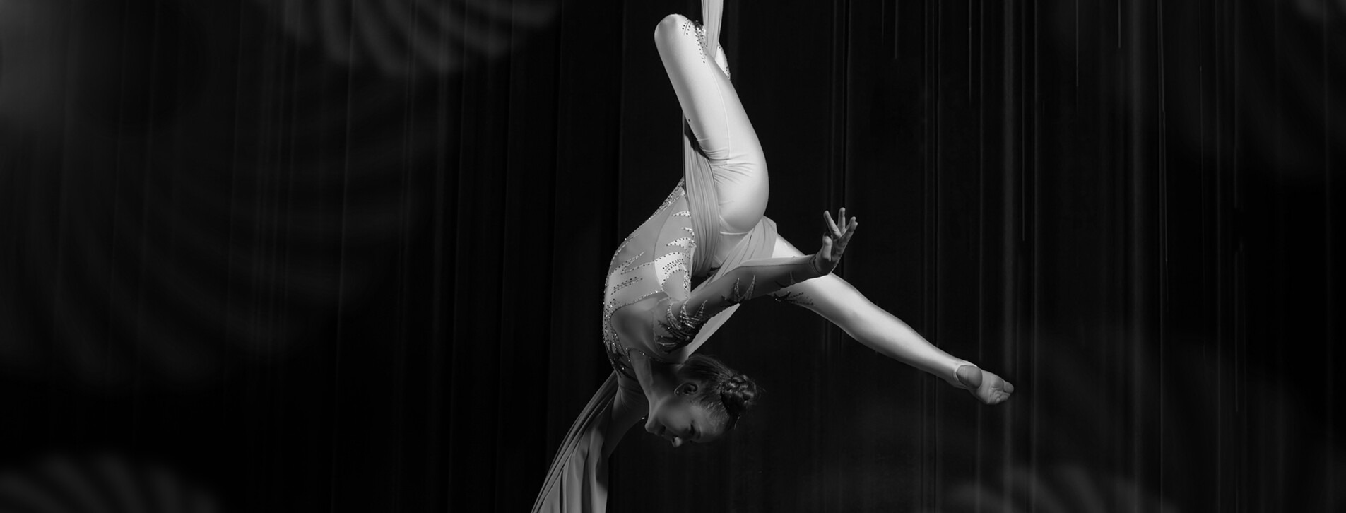 Фото 1 - Повітряна гімнастика на полотнах