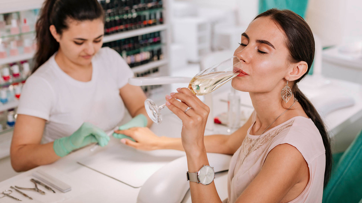 Манікюр і коктейлі Сюрприз на 8 березня колезі - Манікюр і коктейлі