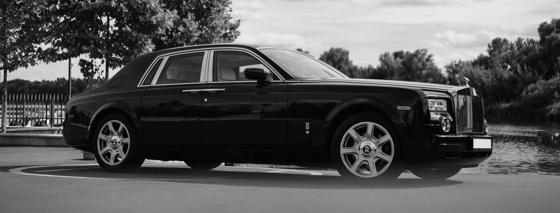 Фото 1 - Rolls-Royce Phantom с водителем