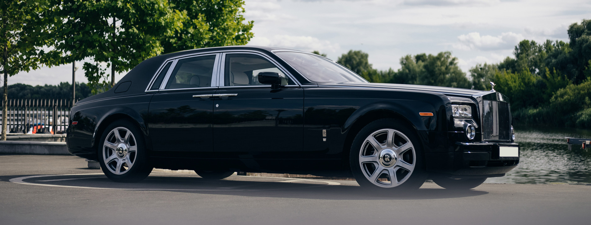 Фото 1 - Rolls-Royce Phantom із водієм