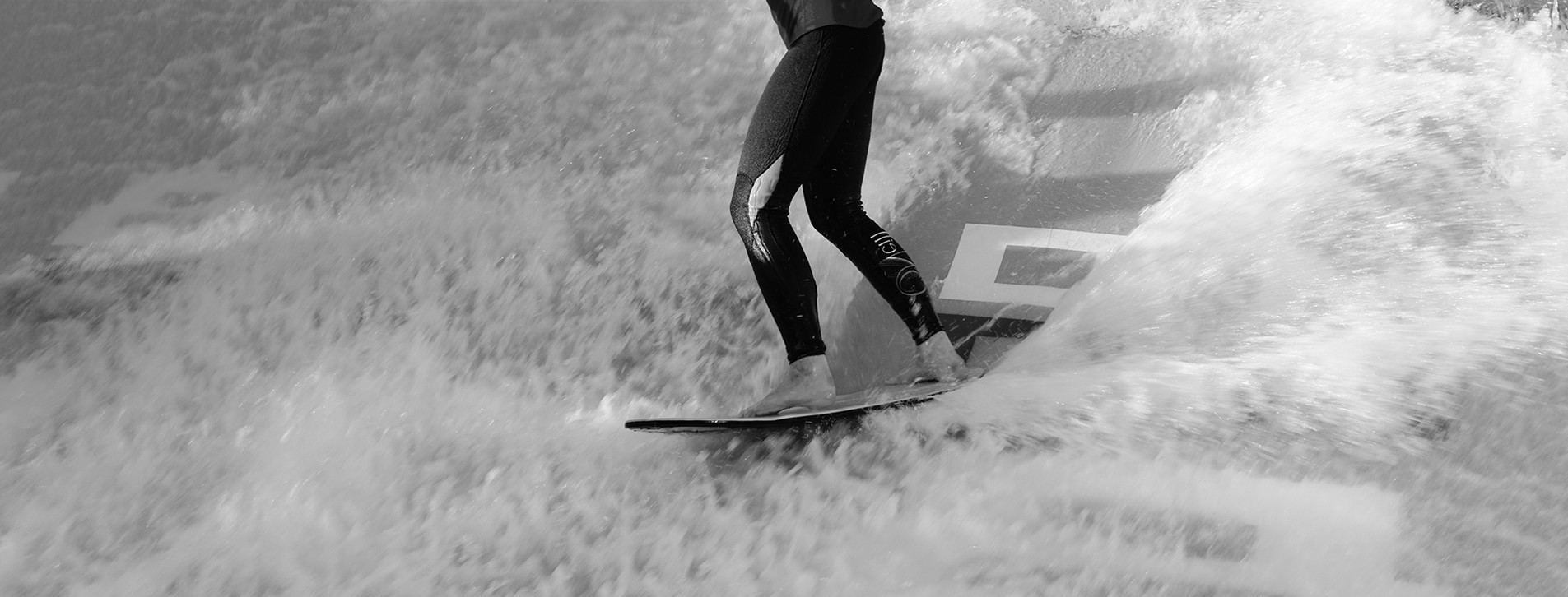 Фото 1 - Серфінг на штучній хвилі