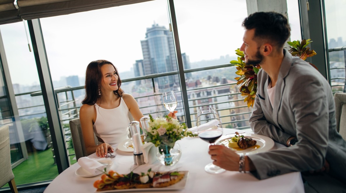 Вечеря в ресторані з панорамним видом Подарунки друзям на День Святого Миколая у Львові - Вечеря в ресторані з панорамним видом