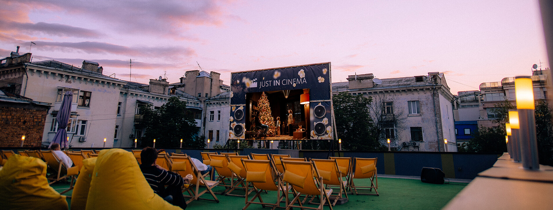 Фото 1 - Кінотеатр на даху для двох