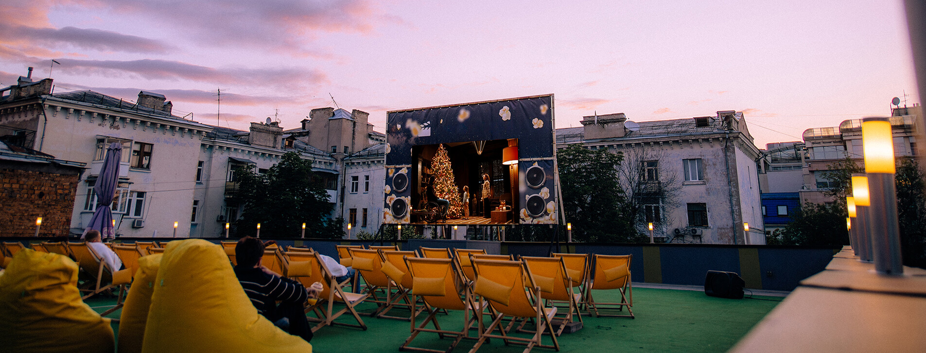 Фото 1 - Кінотеатр на даху для двох