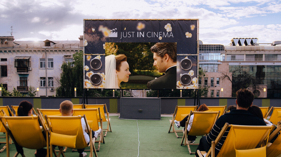 Кінотеатр на даху для компанії Подарунки жінці на 43 роки - Кінотеатр на даху для компанії