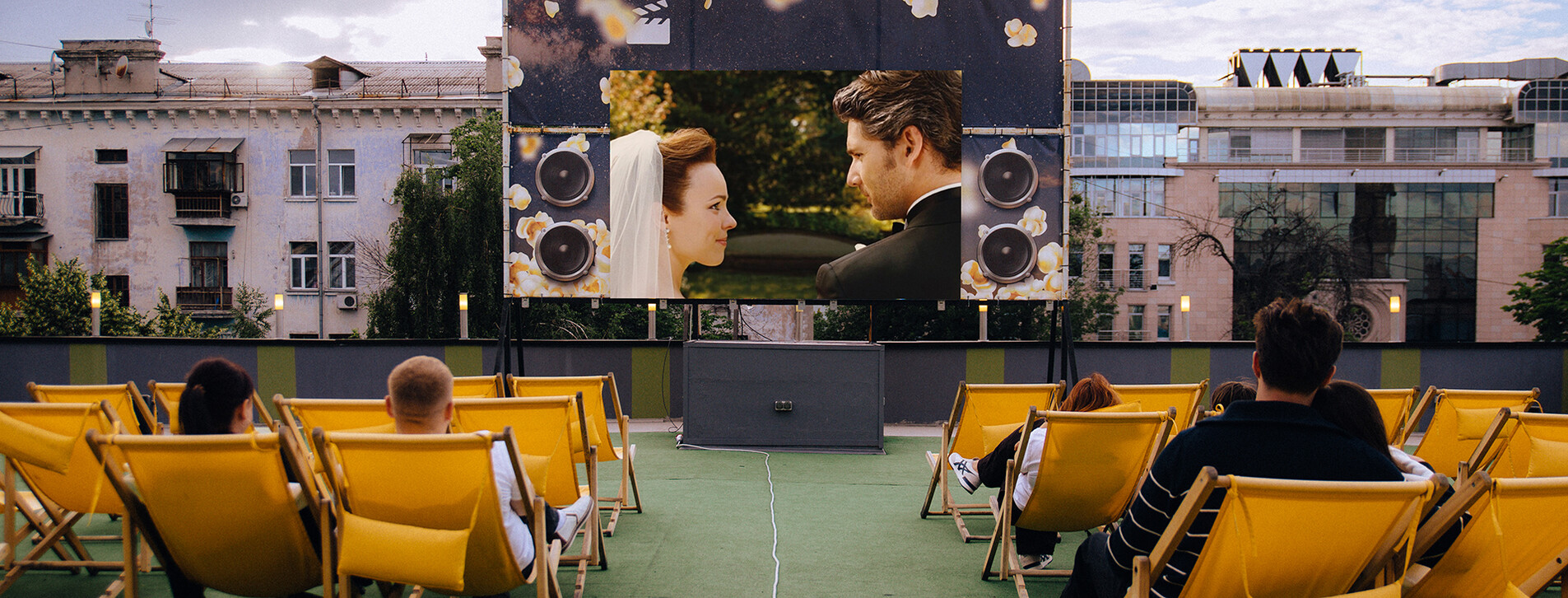 Фото 1 - Кінотеатр на даху для компанії