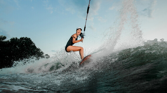 Вейкскейтинг на канатке для компании Сюрприз на юбилей женщине в Харькове - Вейкскейтинг на канатке для компании