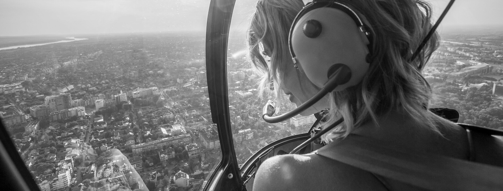 Фото 1 - Політ на вертольоті Robinson R22 над мостами Києва