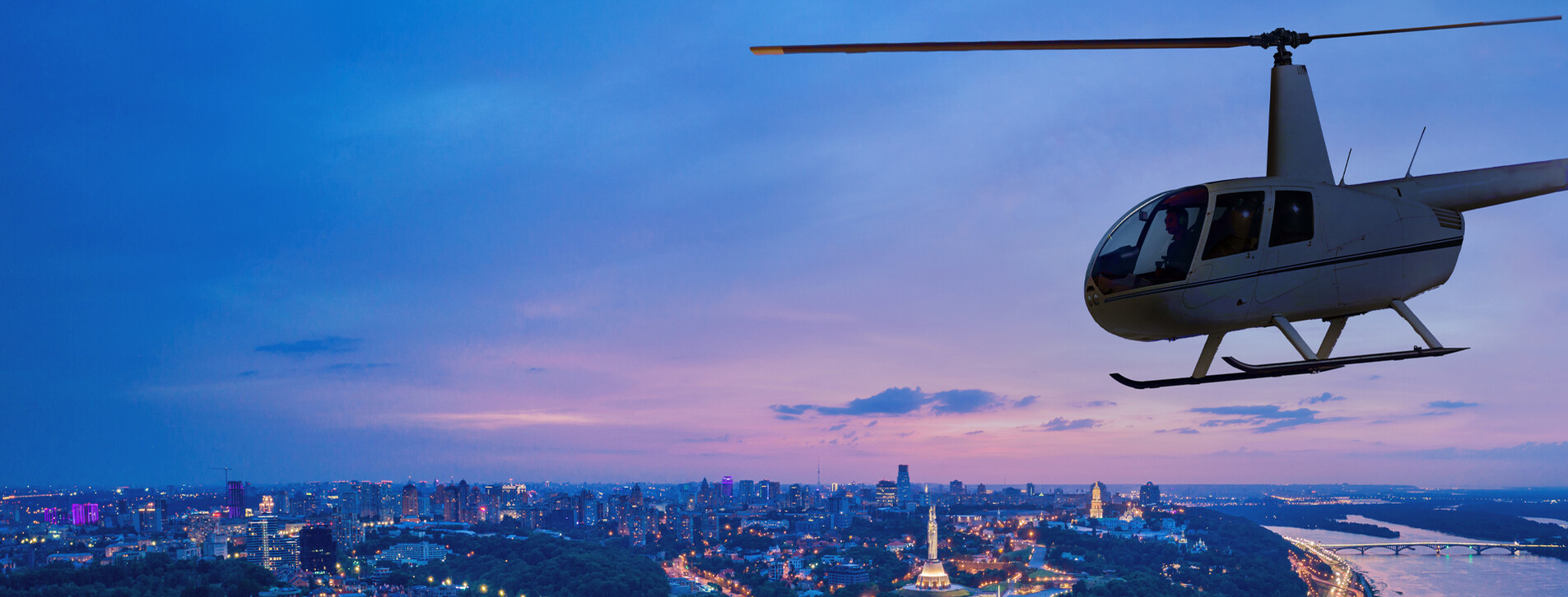 Фото 1 - Політ на вертольоті над нічним Києвом для компанії