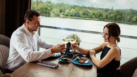 Вечеря в ресторані на Дніпрі Романтика - Вечеря в ресторані на Дніпрі