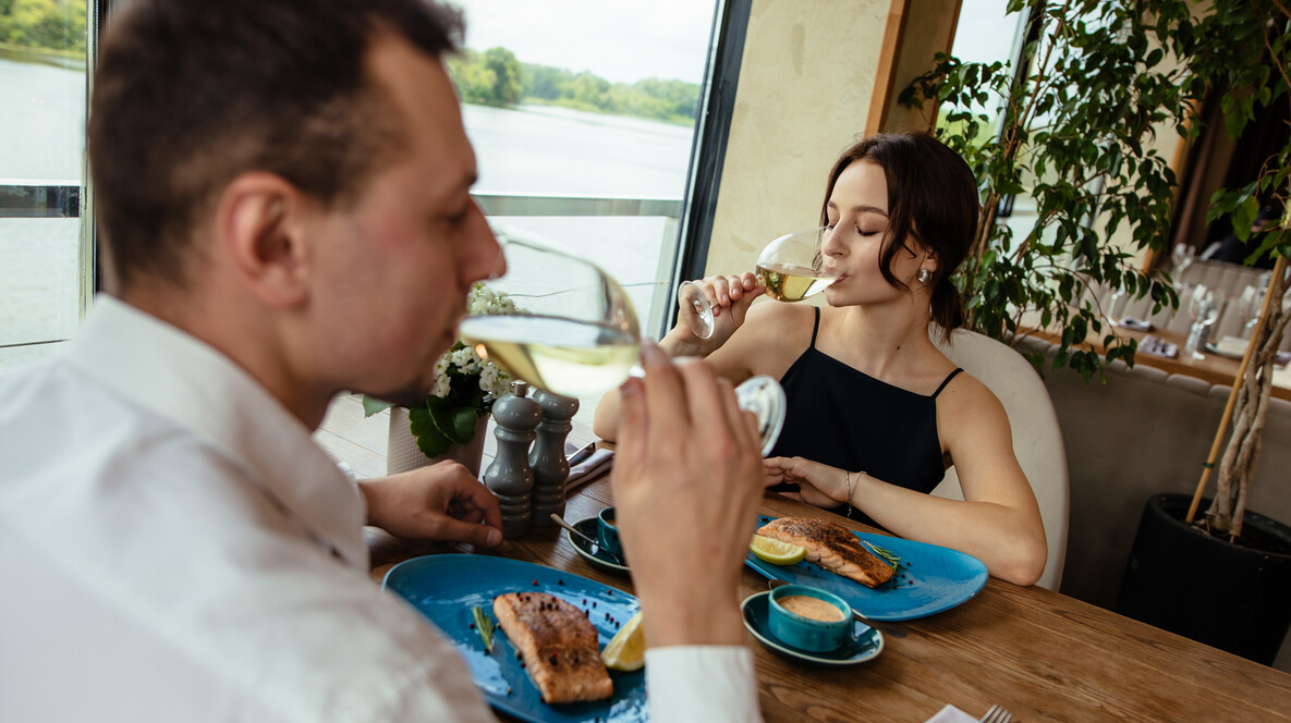Вечеря в ресторані на Дніпрі Сюрприз на ювілей мамі - Вечеря в ресторані на Дніпрі