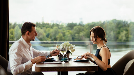 Вечеря в ресторані на Дніпрі Подарунок на 14 лютого подрузі - Вечеря в ресторані на Дніпрі