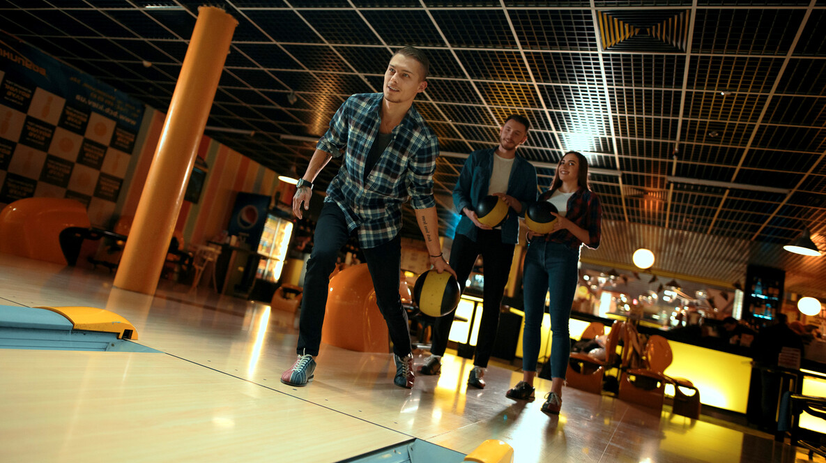 Боулінг для компанії Подарункові сертифікати для родини в Івано-Франківську - Боулінг для компанії