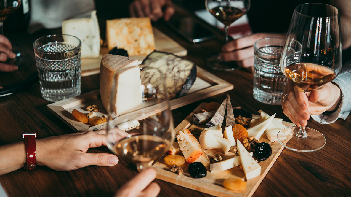 Дегустація вина та сиру для компанії Сорприз на ювілей мамі в Харкові - Дегустація вина та сиру для компанії