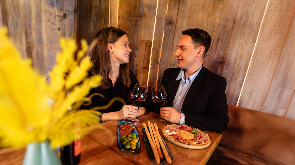 Вечір у винному барі Романтика - Вечір у винному барі