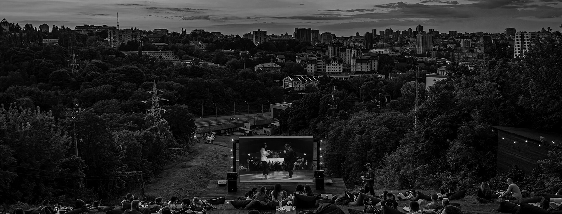 Фото 1 - Кінотеатр на терасі на заході сонця