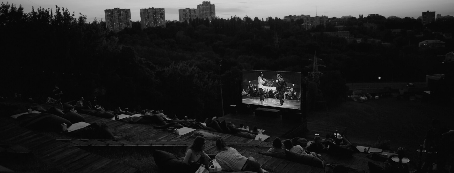 Фото 1 - Кінотеатр на терасі на заході сонця