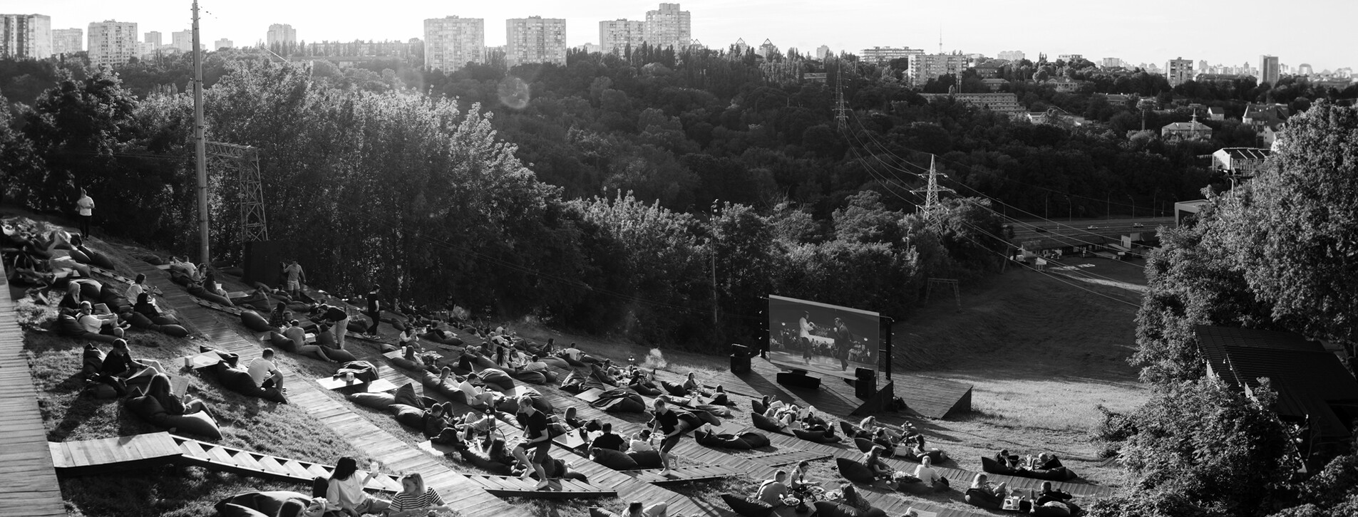 Фото 1 - Кінотеатр на терасі на заході сонця