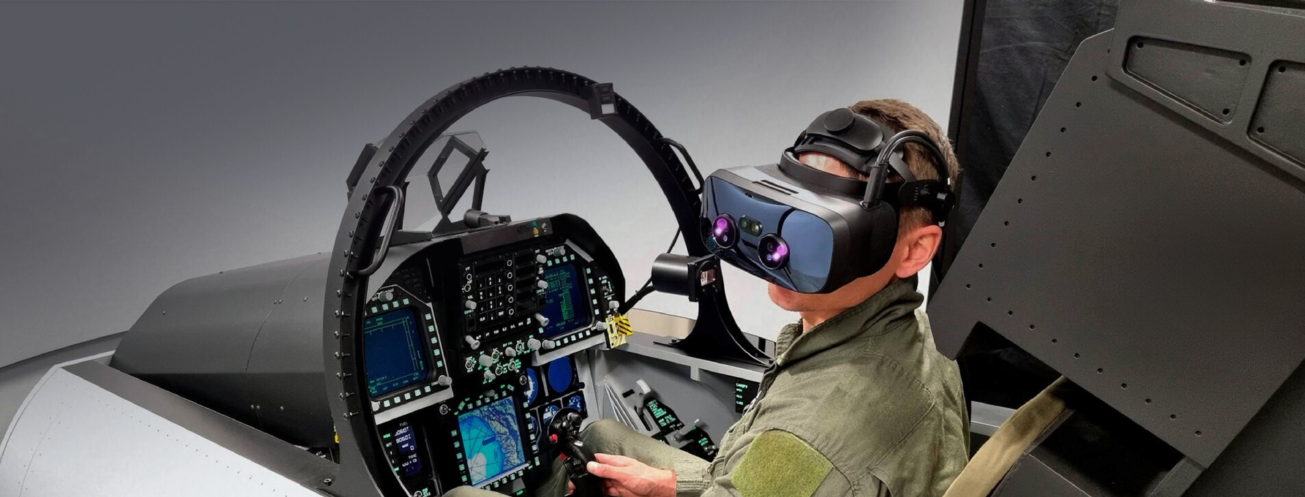 Фото 1 - Авіатренажер винищувача F-18 у VR-окулярах