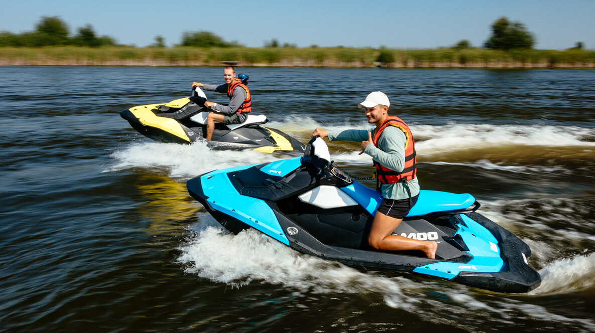 Драйв на гидроциклах для компании Сюрприз на юбилей женщине - Драйв на гидроциклах для компании