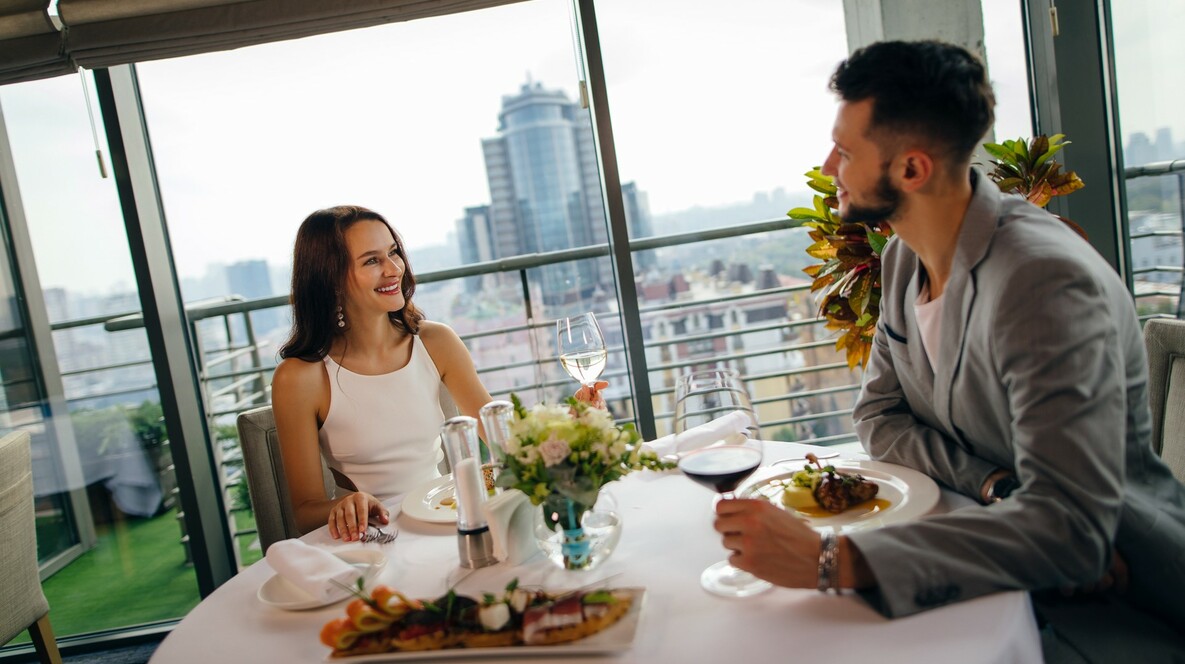 Вечеря в ресторані з панорамним видом Бізнес-подарунки у Вінниці - Вечеря в ресторані з панорамним видом