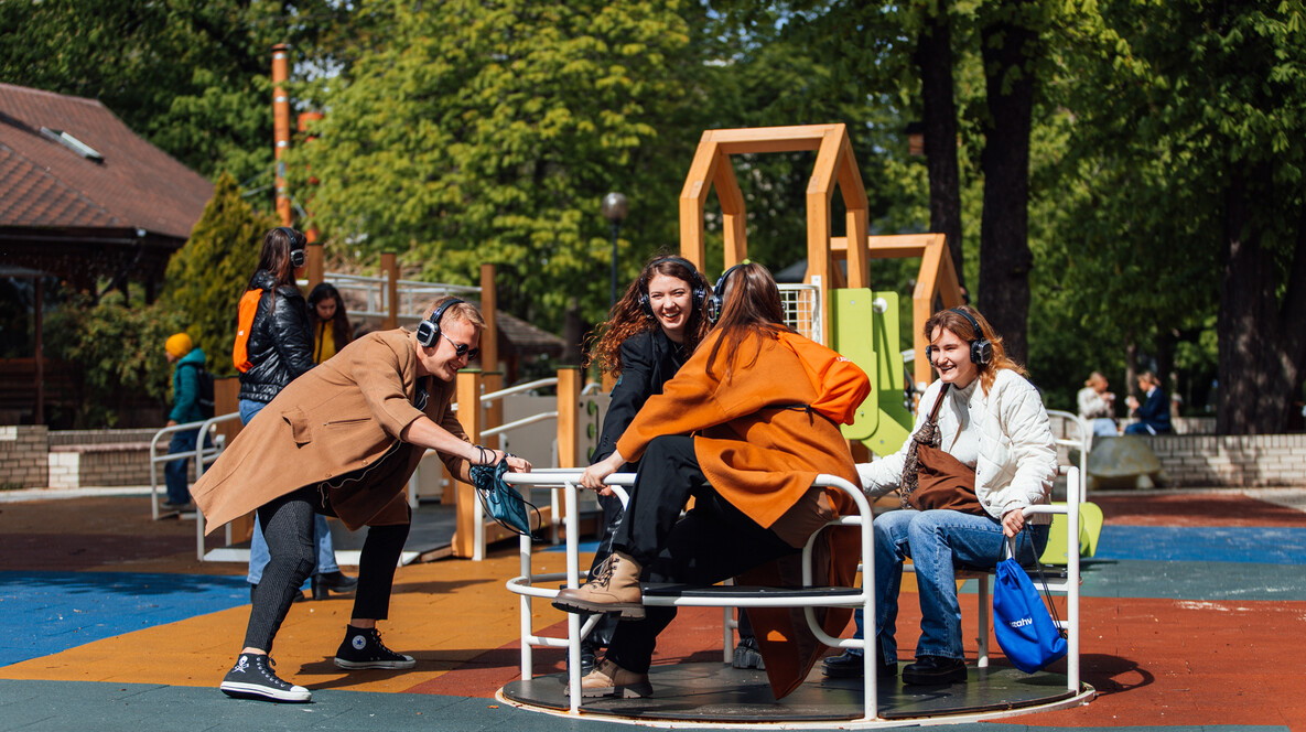 Імерсивна вистава з зануренням в групі для компанії Подарунки жінці на 58 років - Імерсивна вистава з зануренням в групі для компанії