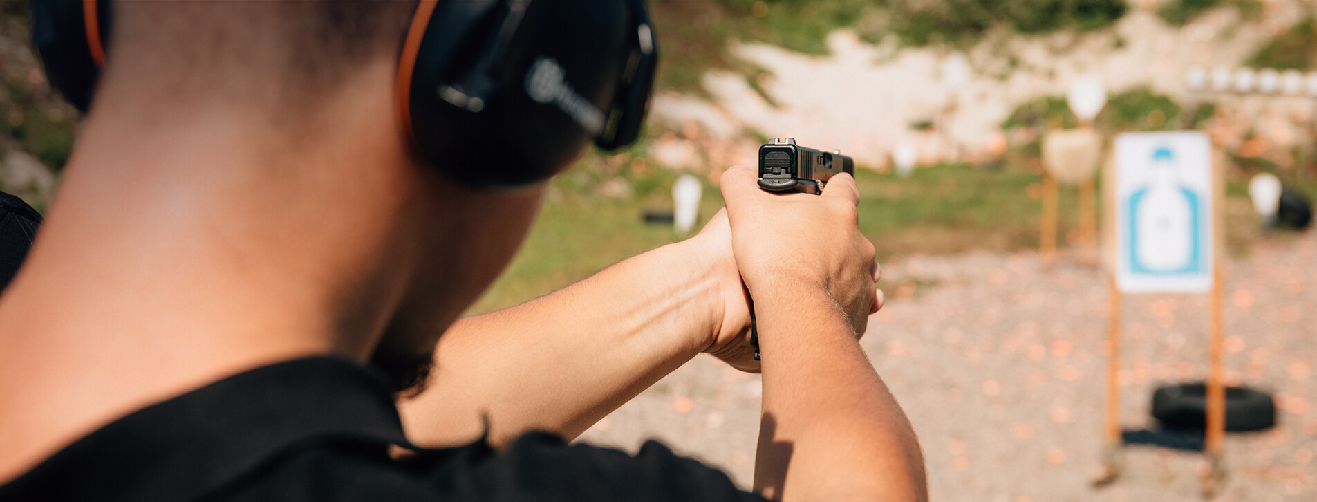 Фото 1 - Стрільба з пістолета на стрільбищі