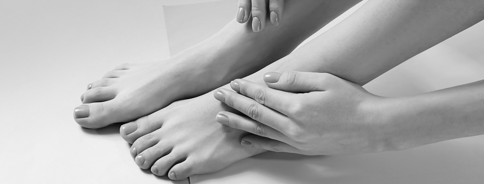 Фото 1 - Манікюр і педикюр у G×Bar