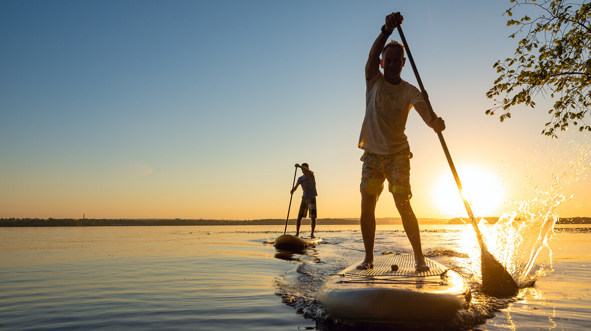SUP-серфінг на заході сонця для компанії Подарунки хлопцю на місяць стосунків в Одесі - SUP-серфінг на заході сонця для компанії