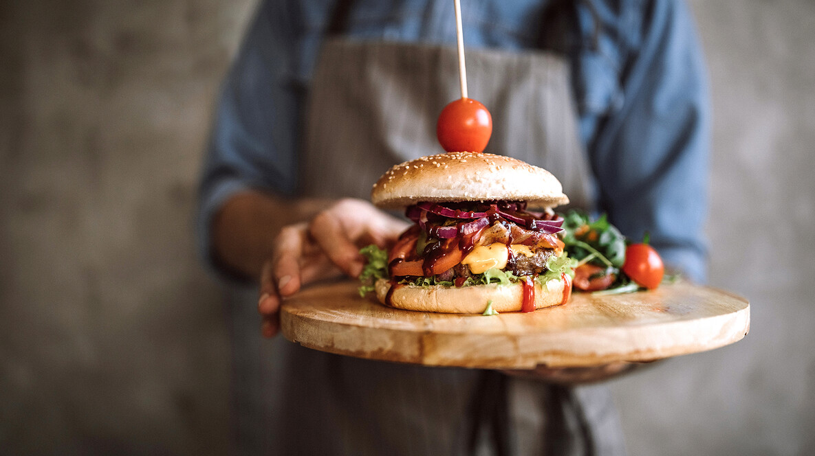 Урок приготування бургерів для компанії Подарунки хлопцю на 3 місяці стосунків у Дніпрі - Урок приготування бургерів для компанії