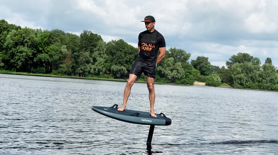 Майстер-клас серфінгу на електрофойлі Сюрприз на ювілей жінці в Дніпрі - Майстер-клас серфінгу на електрофойлі