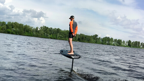 Майстер-клас серфінгу на електрофойлі для двох Подарунки одногрупникам у Дніпрі - Майстер-клас серфінгу на електрофойлі для двох