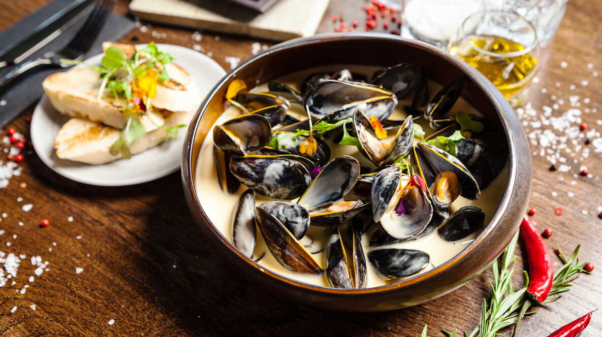 Вечеря в барі-мідій «Котелок» Подарунки куму на 25 років в Одесі - Вечеря в барі-мідій «Котелок»