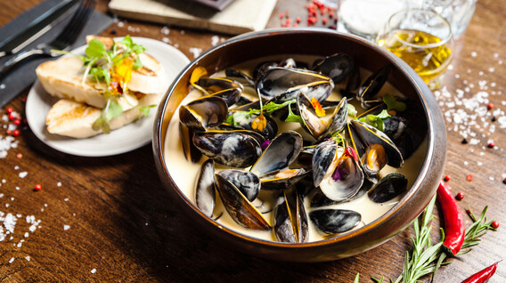 Вечеря в барі-мідій «Котелок» Сюрприз на річницю стосунків в Одесі - Вечеря в барі-мідій «Котелок»