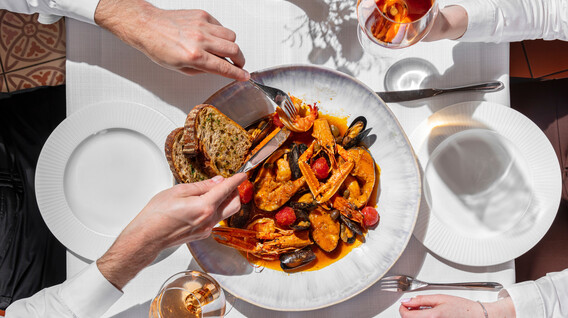 Вечеря в барі-мідій «Котелок» Подарунки чоловікові на 65 років в Одесі - Вечеря в барі-мідій «Котелок»