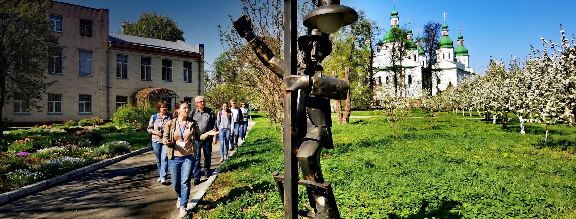 Фото 1 - Екскурсія територією психлікарні для двох