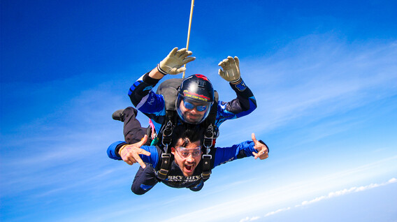 Стрибок із парашутом у тандемі Стрибок із парашутом у тандемі