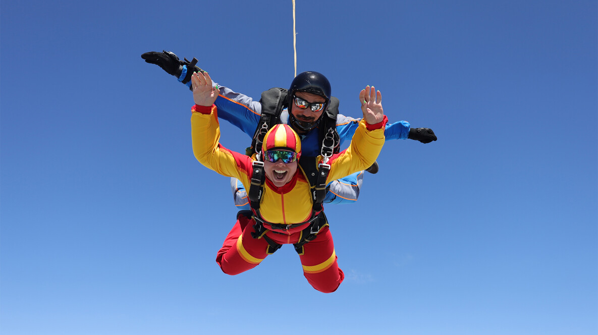 Прыжок с парашютом в тандеме для двоих Подарки на день рождения 18 лет - Прыжок с парашютом в тандеме для двоих