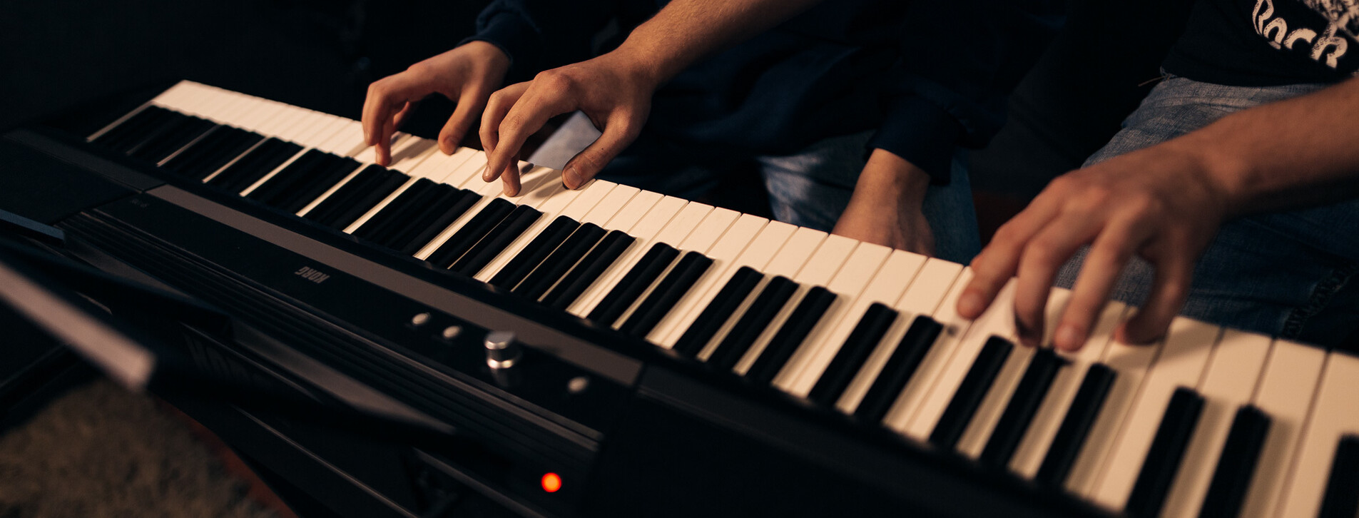 Гра на 5 музичних інструментах у Києві - 3 Фото 3 - Гра на 5 музичних інструментах