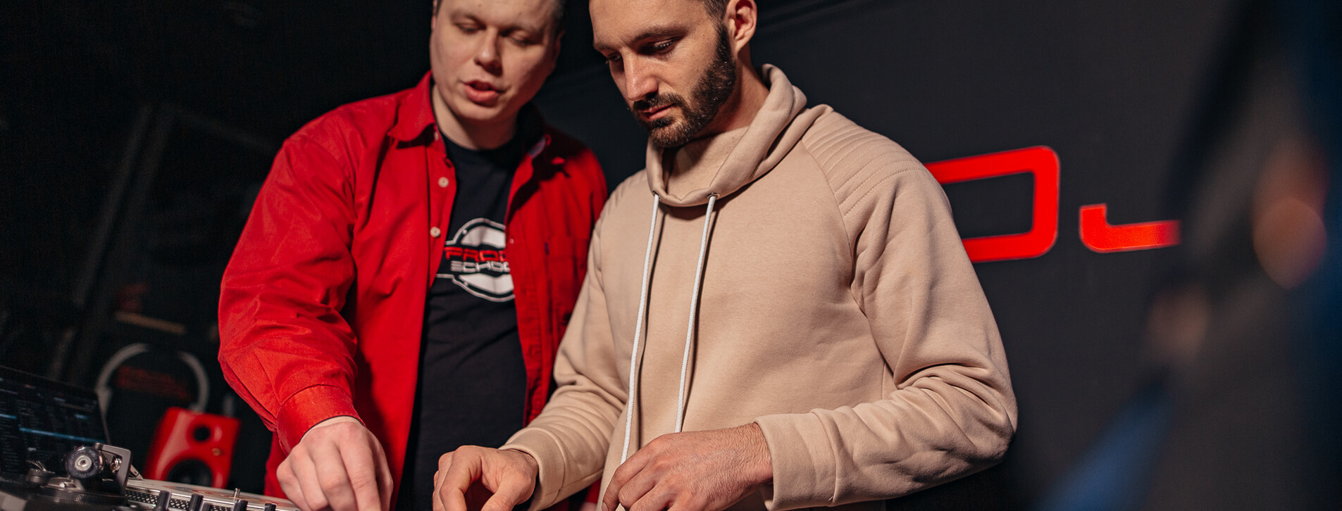 Мастер-класс dj на виниле для двоих в Киеве - 11 Фото 11 - Мастер-класс dj на виниле для двоих