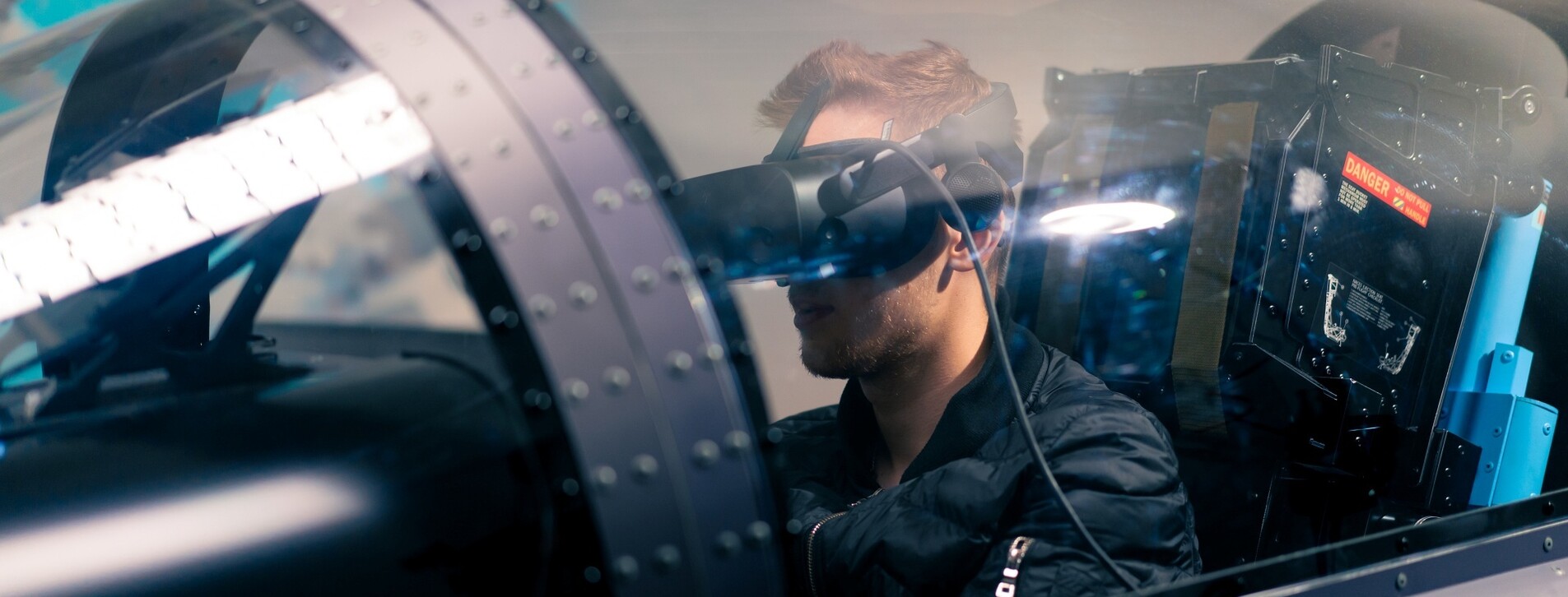 Авиатренажер истребителя F-18 в VR-очках в Киеве - 5 Фото 5 - Авиатренажер истребителя F-18 в VR-очках
