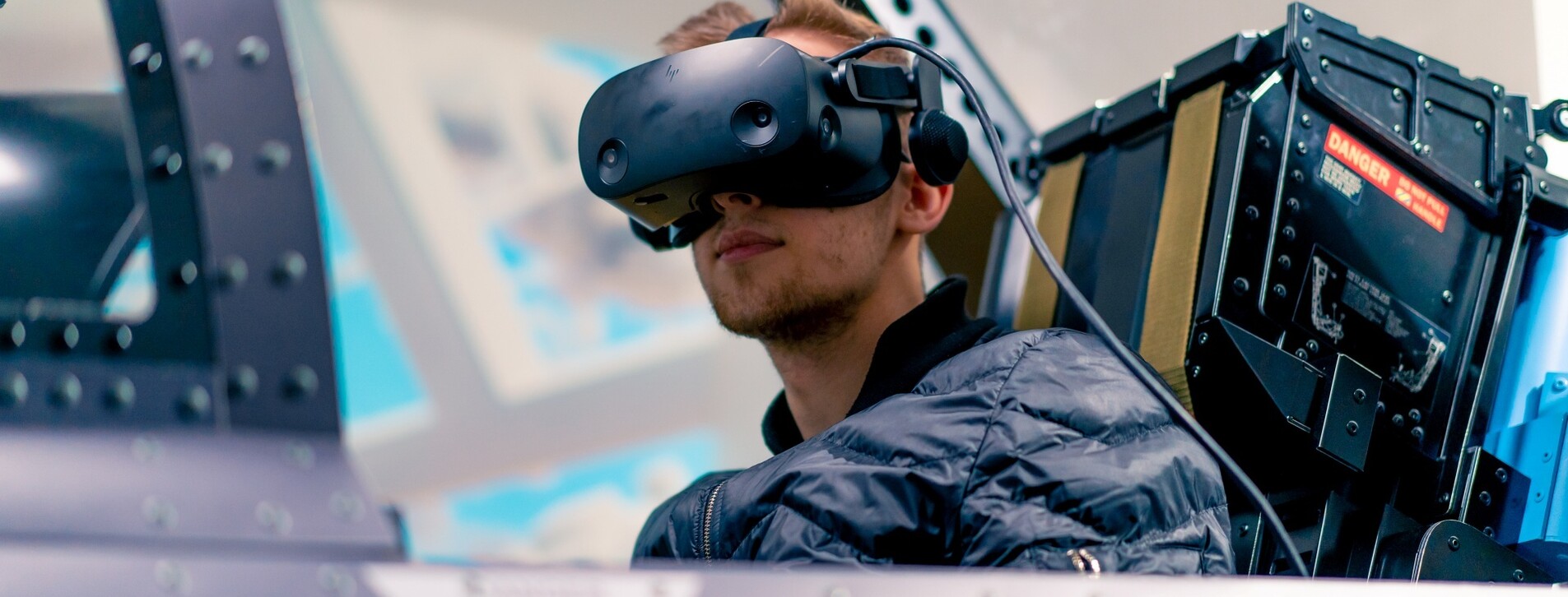 Авиатренажер истребителя F-18 в VR-очках в Киеве - 3 Фото 3 - Авиатренажер истребителя F-18 в VR-очках