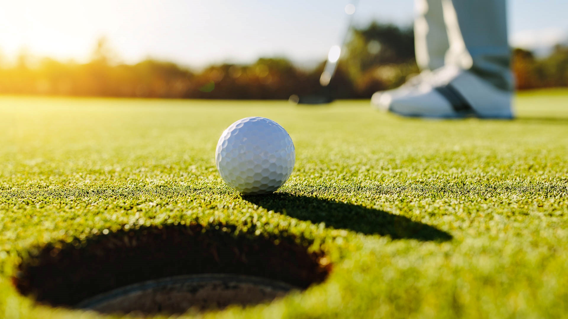 Spelar golf